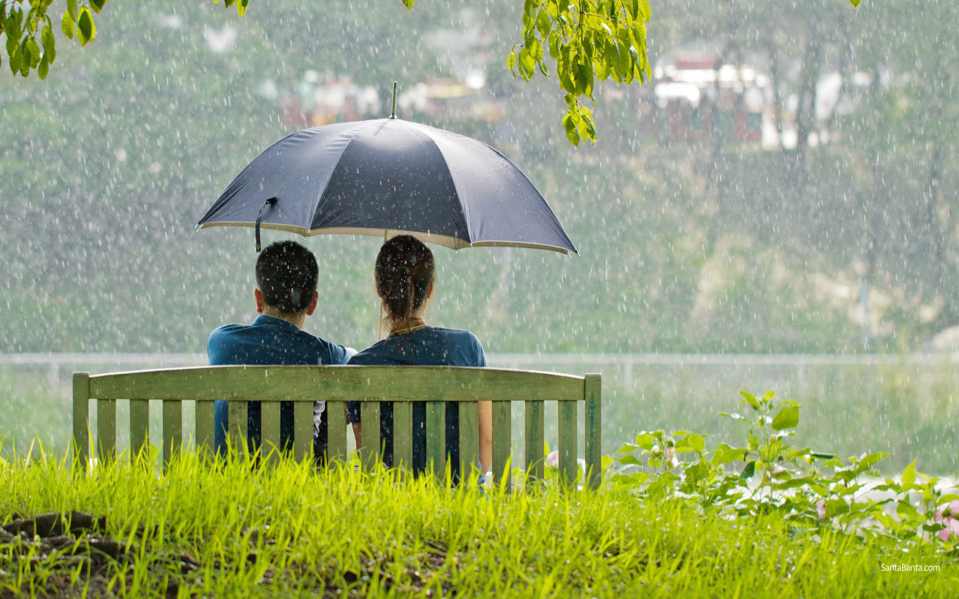 http://www.chobirdokan.com/wp-content/uploads/Romantic-couple-sitting-in-park-while-raining.jpg