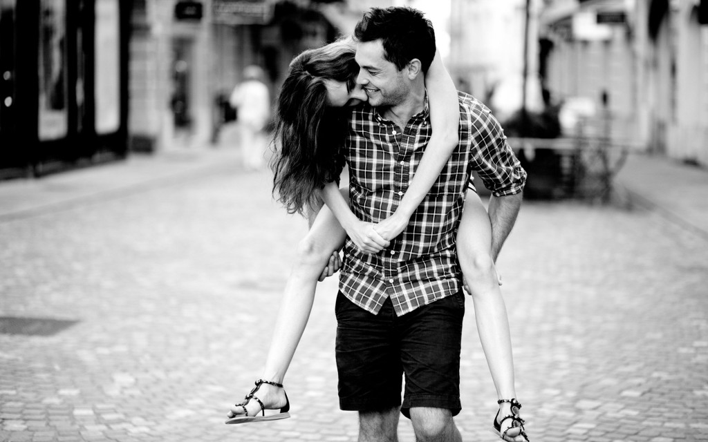 Sweet Black and White Romance Wallpaper of Love Couples