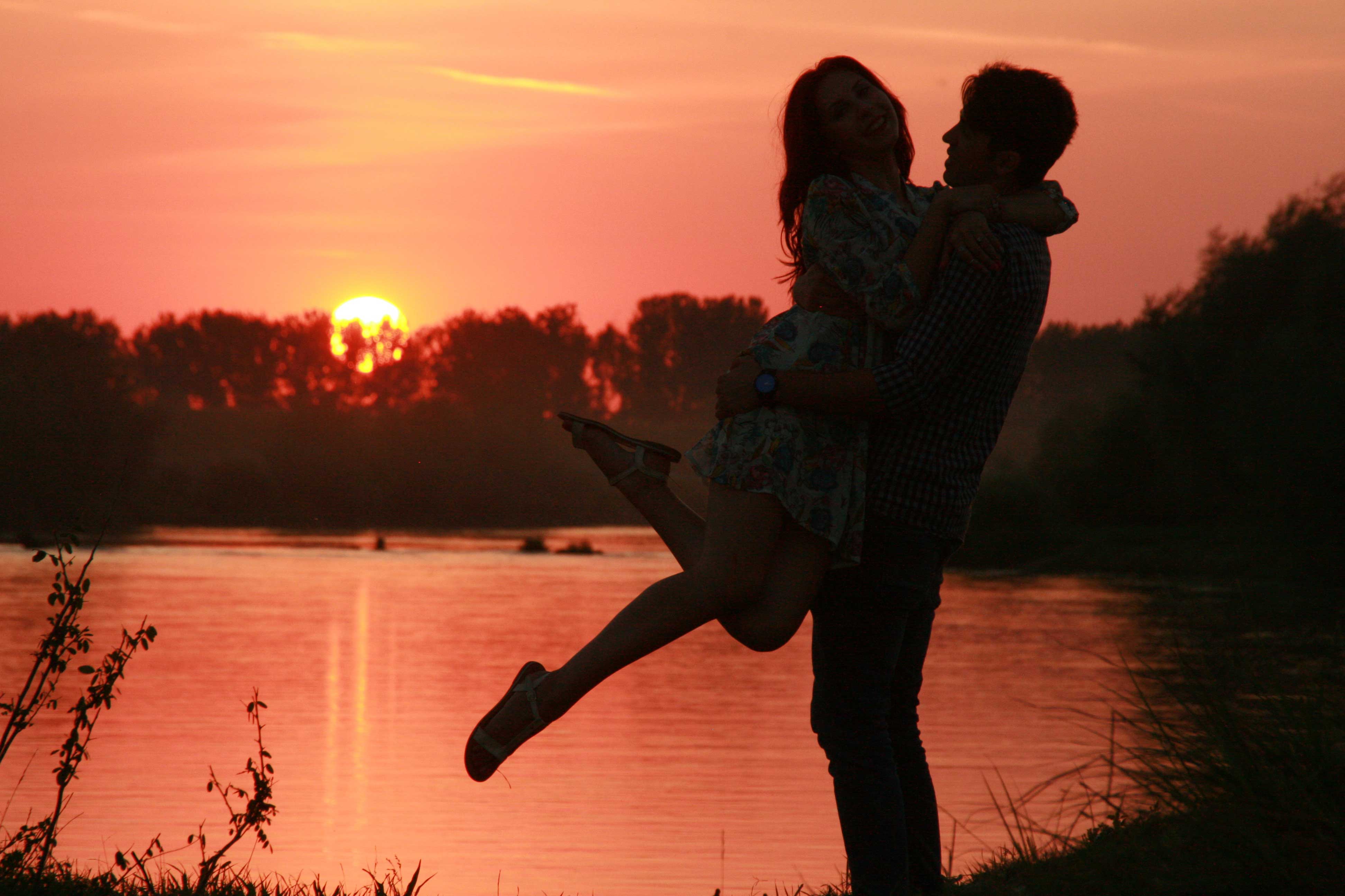 15+ Pictures of Love couples at Sunset, couple Sunset Wallpapers
