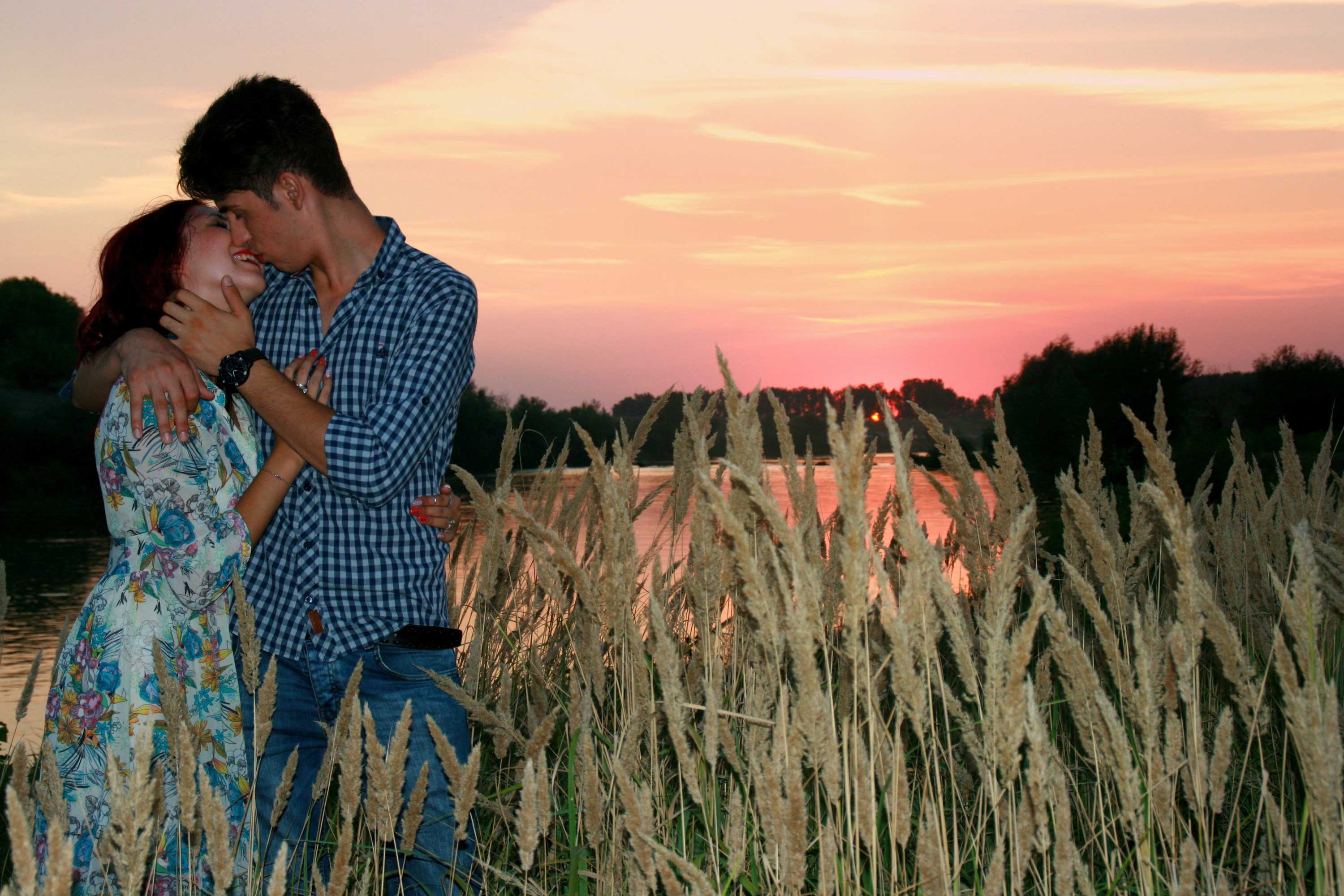 18 Kissing Pictures Of Love Couple Hd Kissing Wallpapers Of Couples 