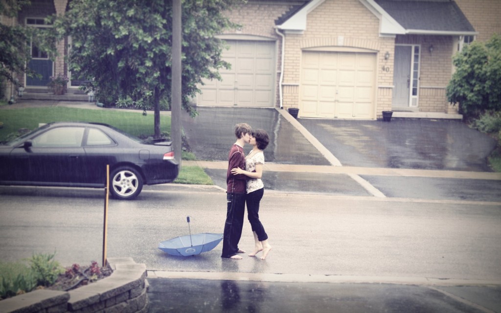 https://www.chobirdokan.com/wp-content/uploads/Romantic-couple-kissing-in-rain-1024x640.jpg