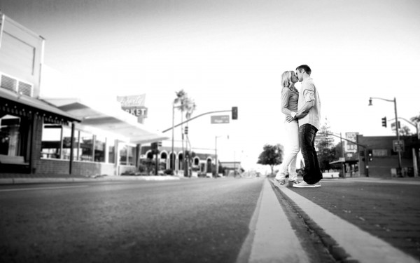 black and white kiss wallpaper of love couple in street