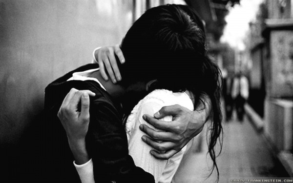 cute couple hug black and white wallpaper